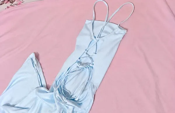 Vestido básico branco aberto nas costas