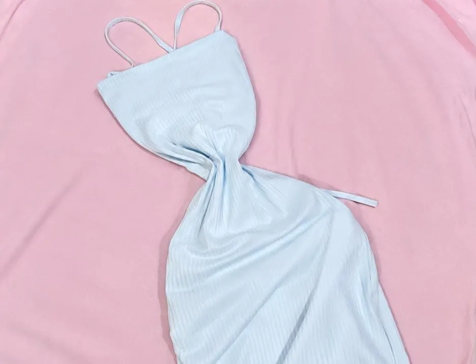 Vestido básico branco aberto nas costas