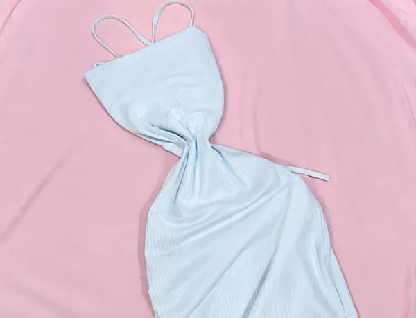 Vestido básico branco aberto nas costas