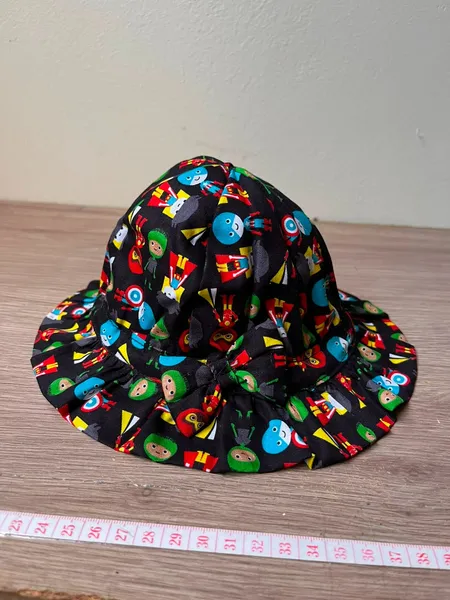 Chapéu Infantil Estampa Heróis, fundo escuro
