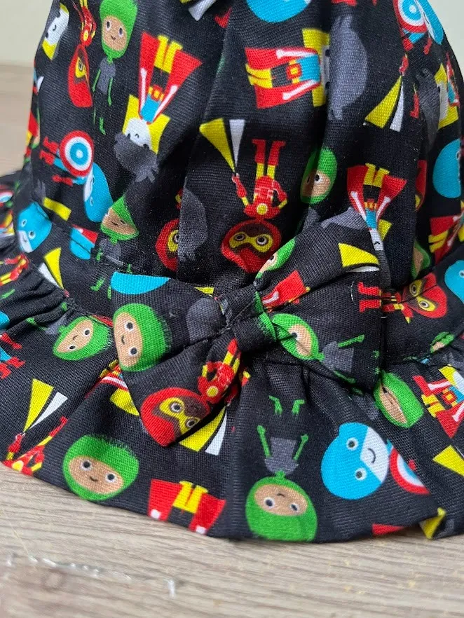 Chapéu Infantil Estampa Heróis, fundo escuro