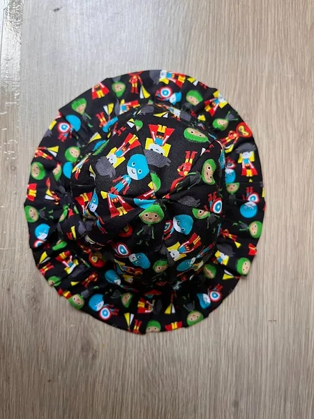 Chapéu Infantil Estampa Heróis, fundo escuro
