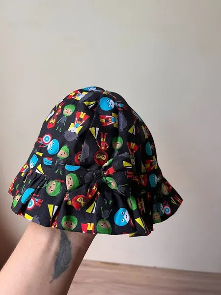 Chapéu Infantil Estampa Heróis, fundo escuro