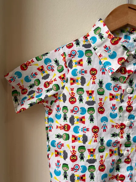 Camisa com estampa de herois