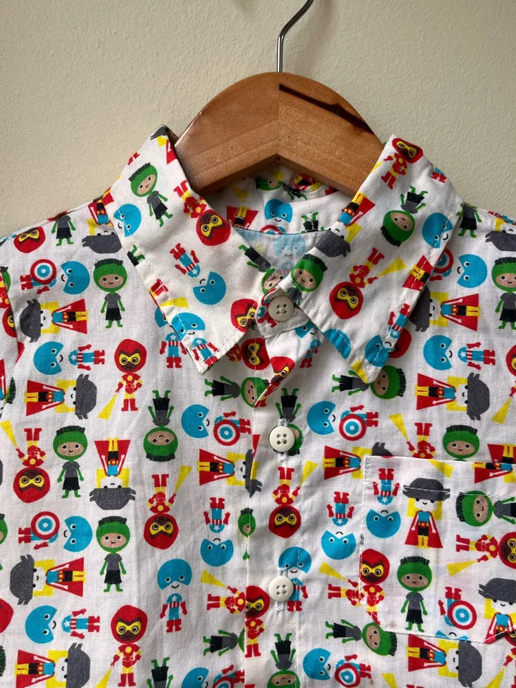 Camisa com estampa de herois