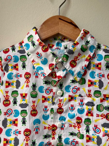 Camisa com estampa de herois