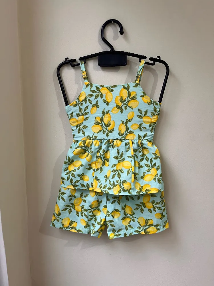 Conjunto com estampa de limoes