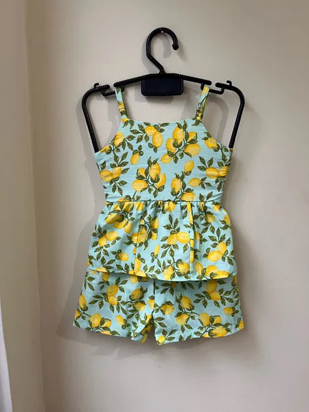 Conjunto com estampa de limoes