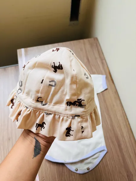 kit duas peças Body e chapéu infantil