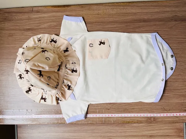 kit duas peças Body e chapéu infantil