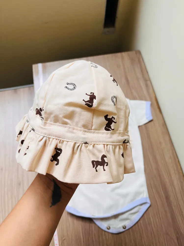 kit duas peças Body e chapéu infantil