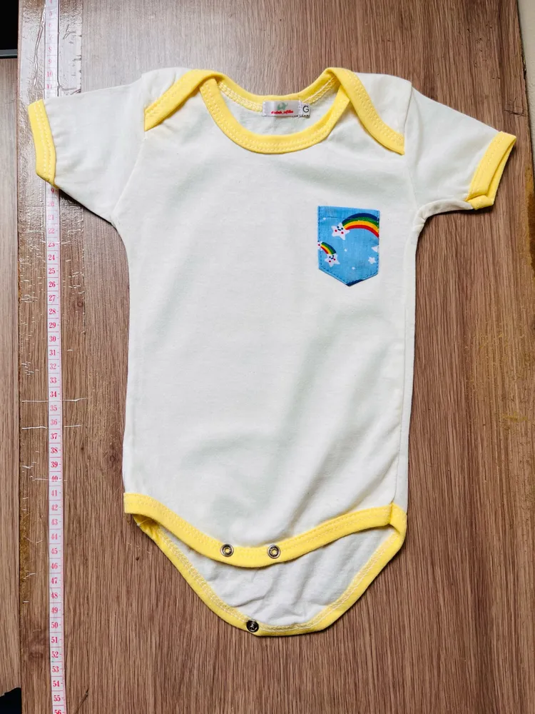Body amarelinho e shorts com estampa de arco-iris