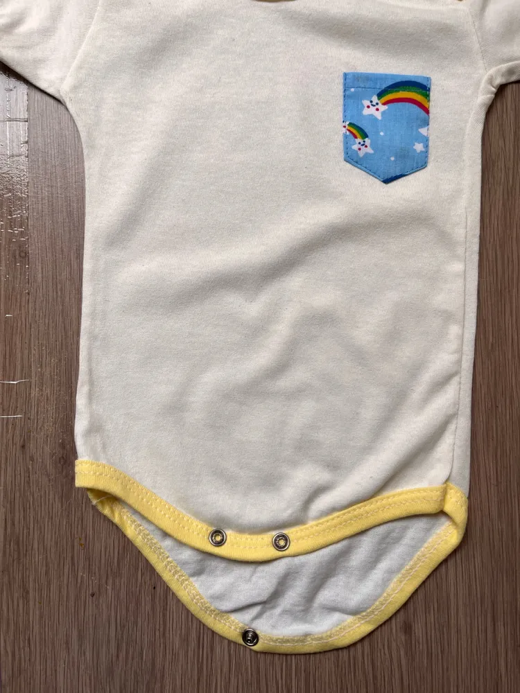 Body amarelinho e shorts com estampa de arco-iris