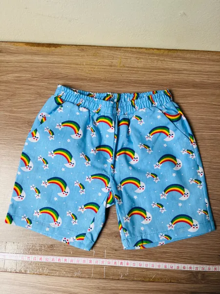 Body amarelinho e shorts com estampa de arco-iris