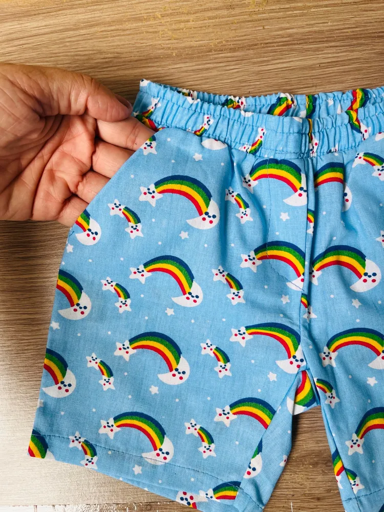 Body amarelinho e shorts com estampa de arco-iris