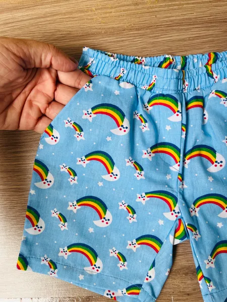 Body amarelinho e shorts com estampa de arco-iris