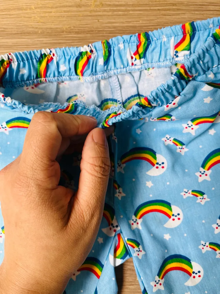 Body amarelinho e shorts com estampa de arco-iris