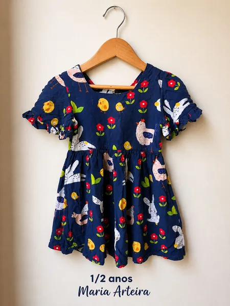 Este vestido infantil azul-marinho da Maria Arteira