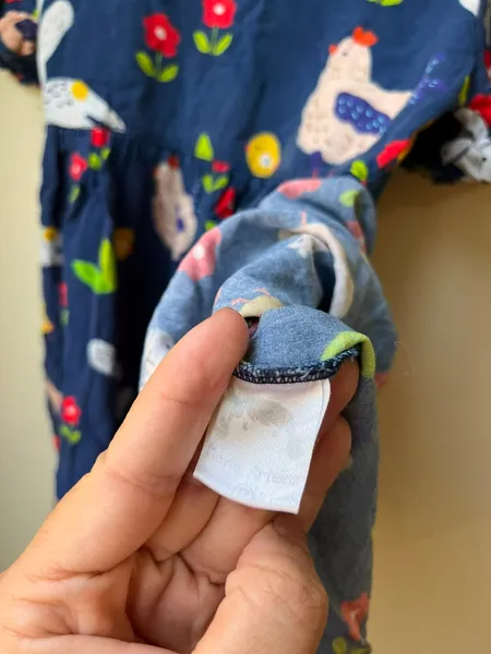 Este vestido infantil azul-marinho da Maria Arteira