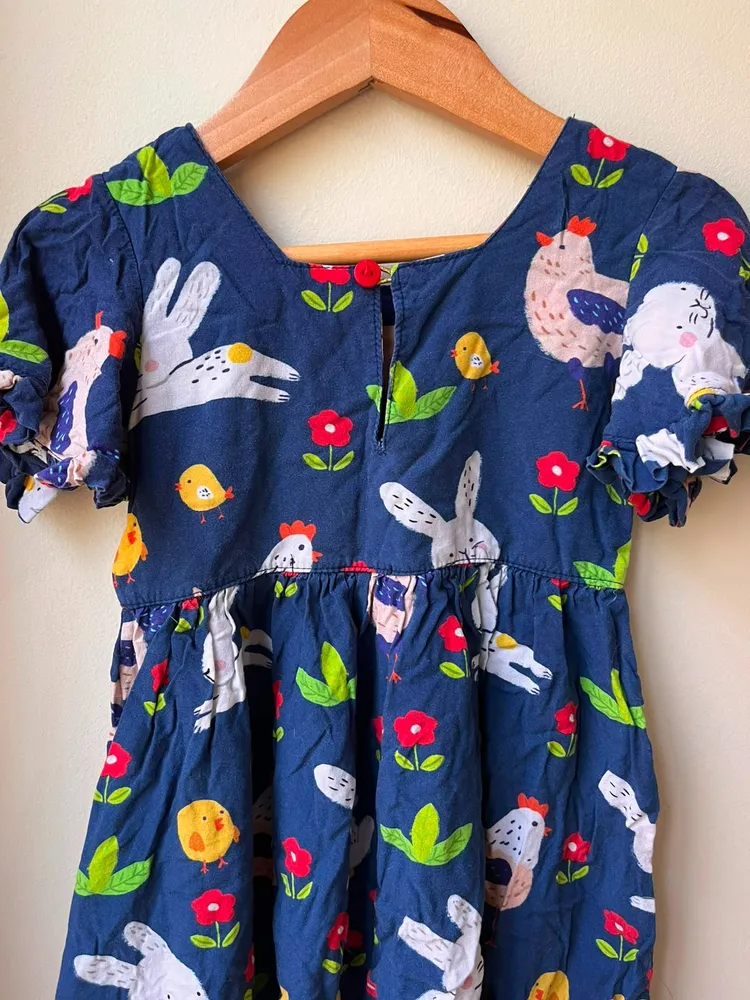Este vestido infantil azul-marinho da Maria Arteira
