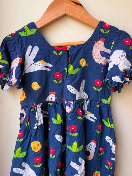 Este vestido infantil azul-marinho da Maria Arteira
