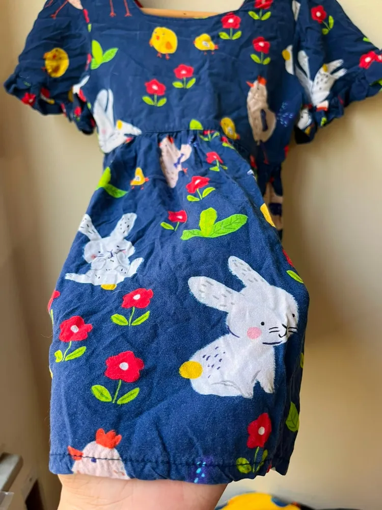 Este vestido infantil azul-marinho da Maria Arteira
