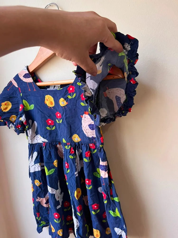 Este vestido infantil azul-marinho da Maria Arteira