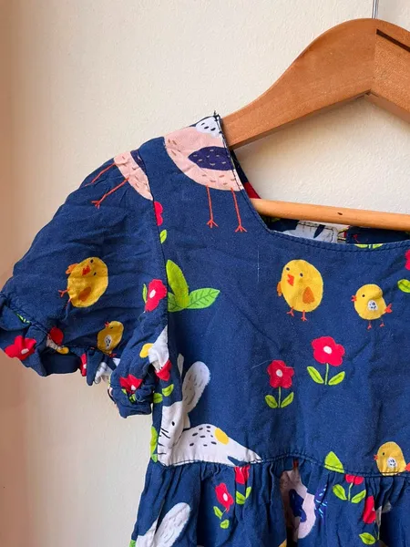 Este vestido infantil azul-marinho da Maria Arteira