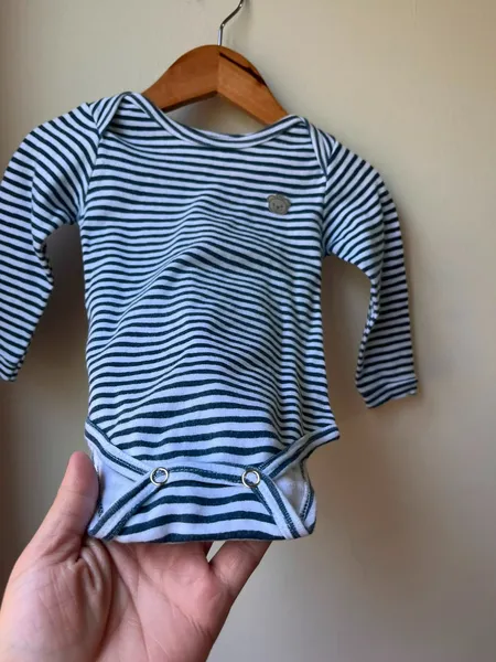 Body infantil com mangas longas, com listras