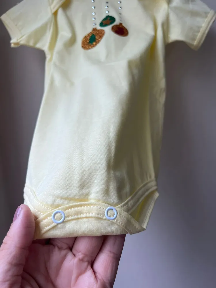 Body infantil amarelo com detalhes natalinos