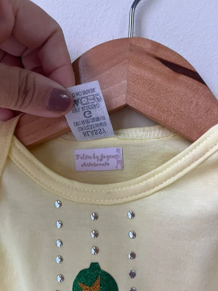 Body infantil amarelo com detalhes natalinos