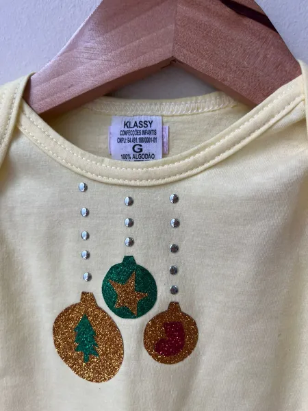 Body infantil amarelo com detalhes natalinos