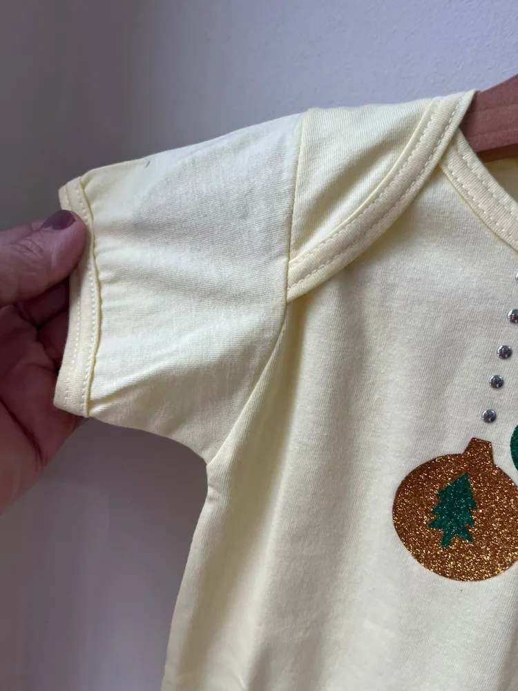 Body infantil amarelo com detalhes natalinos