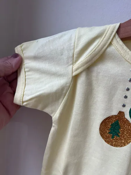 Body infantil amarelo com detalhes natalinos