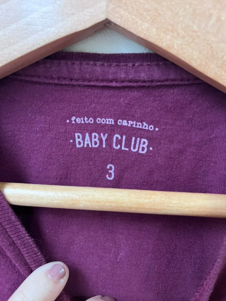Camisa infantil com manga longa na cor roxa