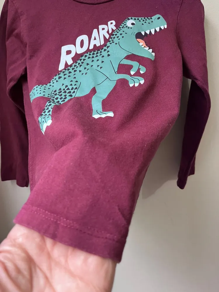 Camisa infantil com manga longa na cor roxa