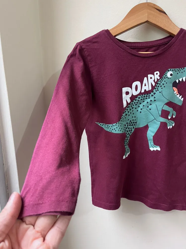 Camisa infantil com manga longa na cor roxa
