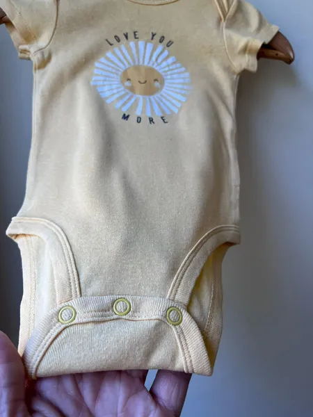 body carters 03 meses amarelo