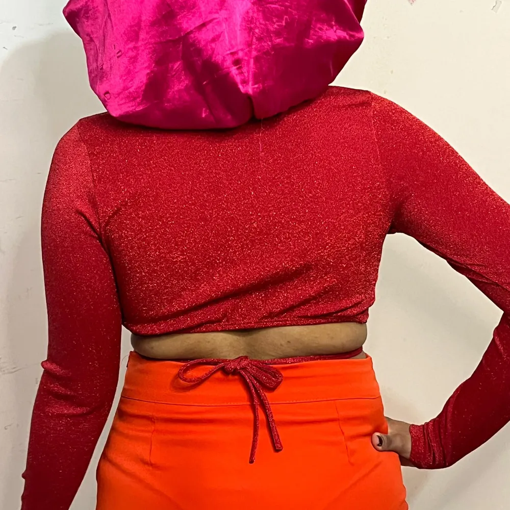cropped de brilho vermelho de manga longa decotado