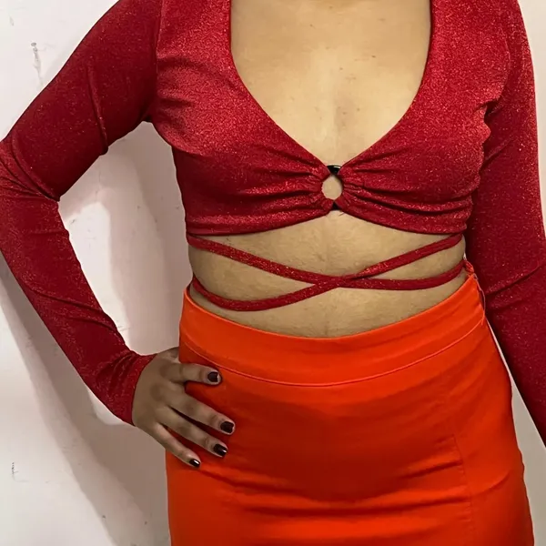 cropped de brilho vermelho de manga longa decotado