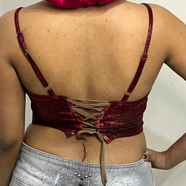 corset/cropped e vermelho de glitter decotado