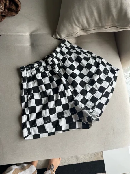 short quadriculado preto e branco