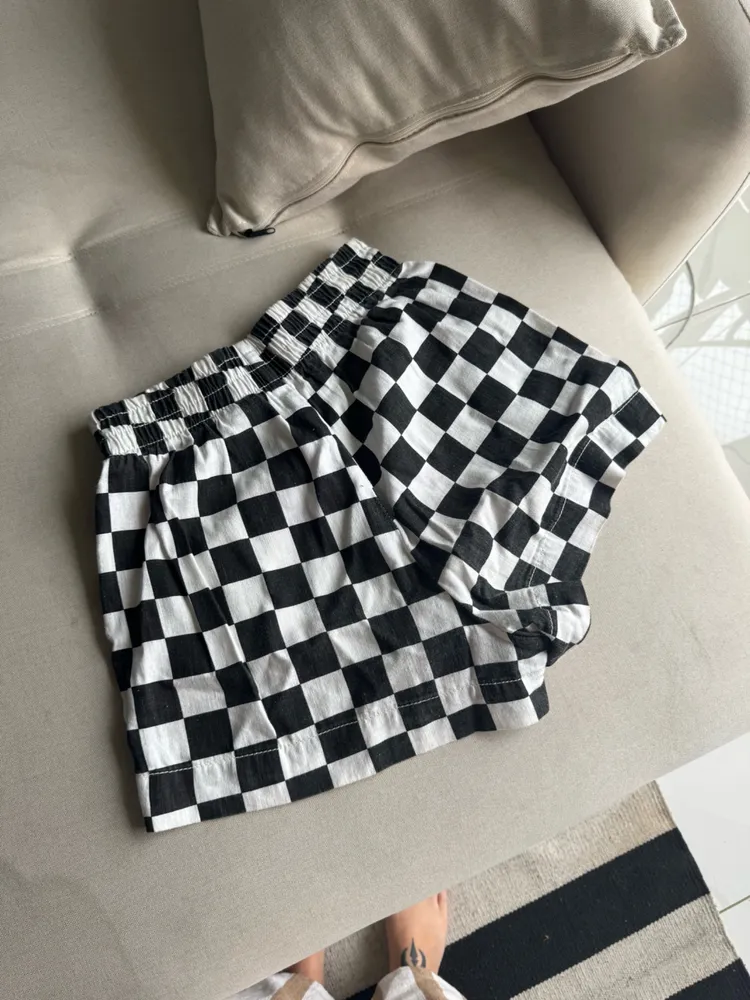 short quadriculado preto e branco