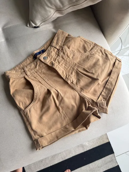 Short bege cintura alta