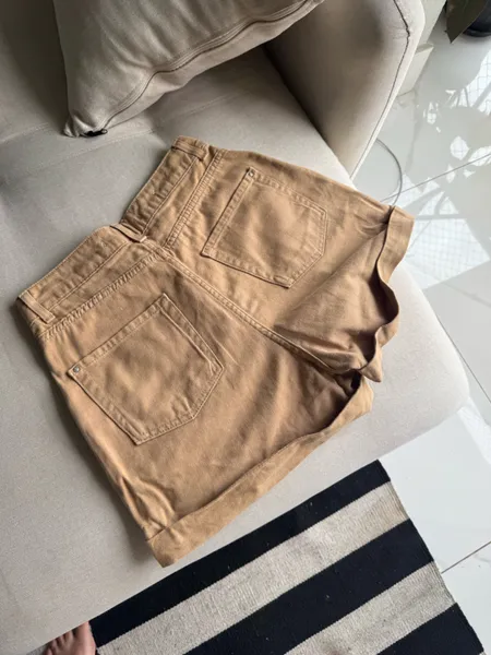 Short bege cintura alta