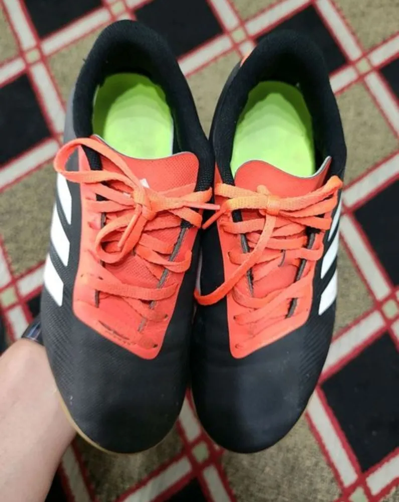 chuteira de futsal da adidas, tamanho 35