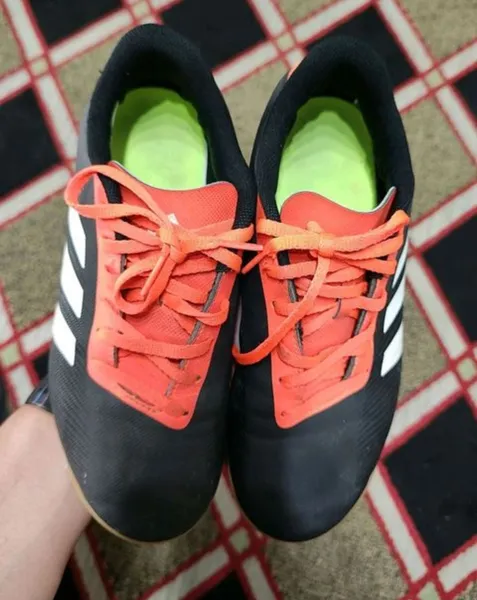 chuteira de futsal da adidas, tamanho 35