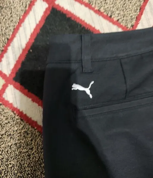 bermuda da marca puma na cor preta, tamanho 42