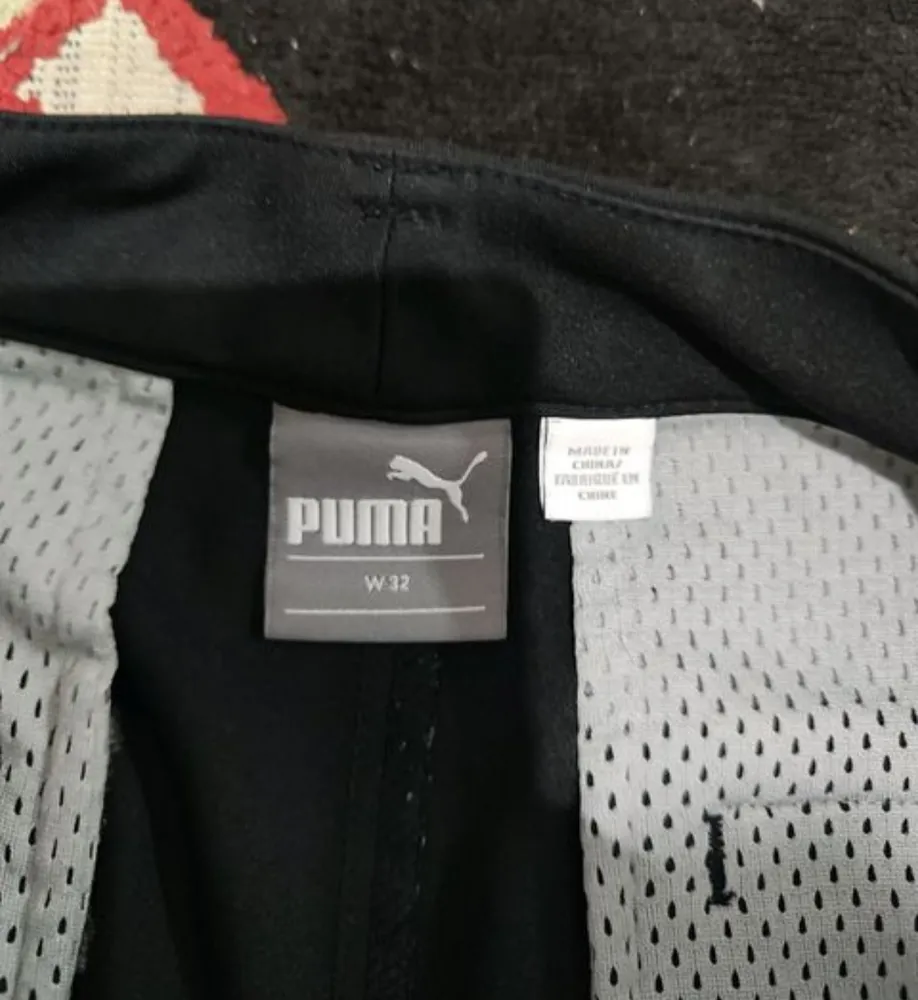bermuda da marca puma na cor preta, tamanho 42