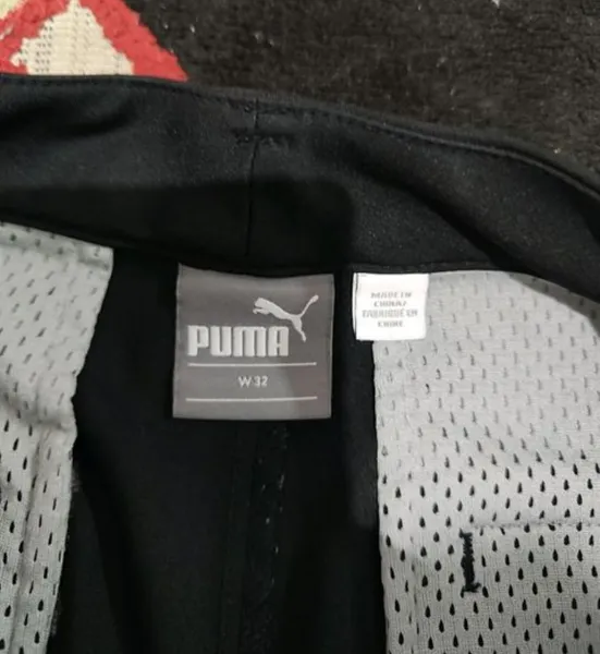 bermuda da marca puma na cor preta, tamanho 42